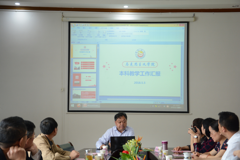 1525874789002056564.jpg 图一吉首大学马克思主义学院院长廖胜刚介绍吉大马克思主义学院建设情况.jpg