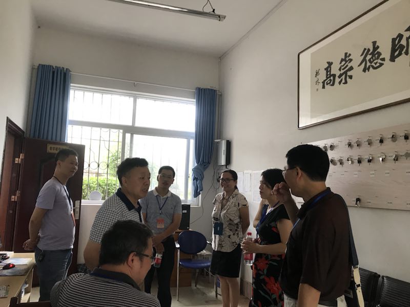 1529573509875001781.jpg 院领导巡视监控室.jpg