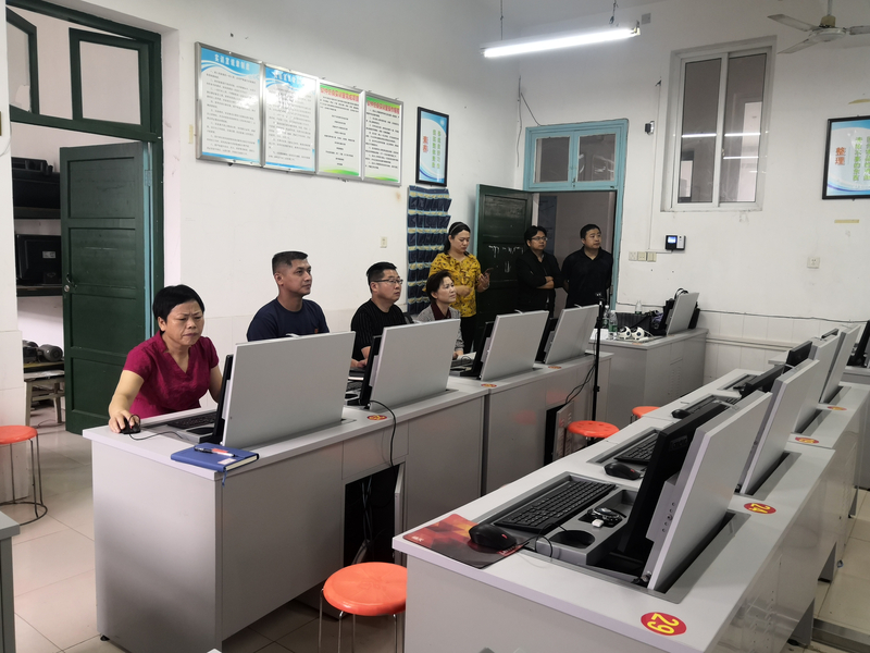 1591349573227053931.jpg 2领导现场指导观看线上招聘会.jpg